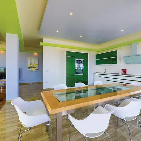 Beautiful In Kastel Stari With Jacuzzi Holiday home *