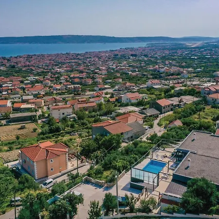 Beautiful In Kastel Stari With Jacuzzi Holiday home *