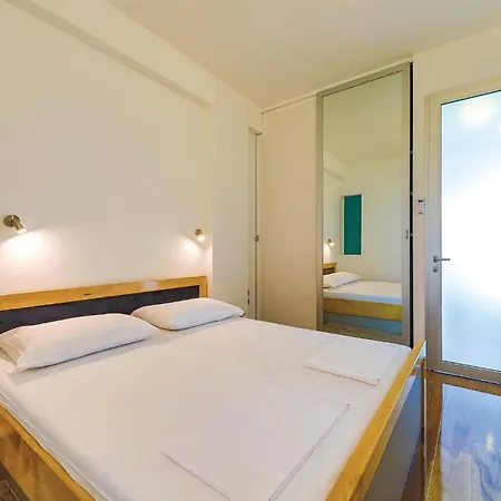 Holiday home Beautiful In Kastel Stari With Jacuzzi