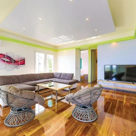 Beautiful In Kastel Stari With Jacuzzi Holiday home *
