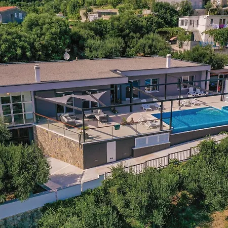 Holiday home Beautiful In Kastel Stari With Jacuzzi *